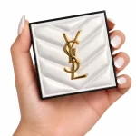 هایلایتر YSL All Hours Hyper Luminize در دست
