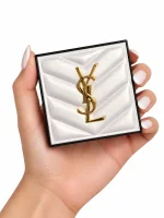 هایلایتر YSL All Hours Hyper Luminize در دست